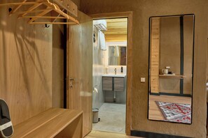 Espace de travail pour ordinateur portable, Wi-Fi gratuit, draps fournis