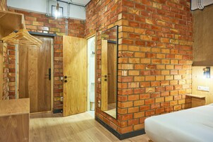 Laptop workspace, free WiFi, bed sheets