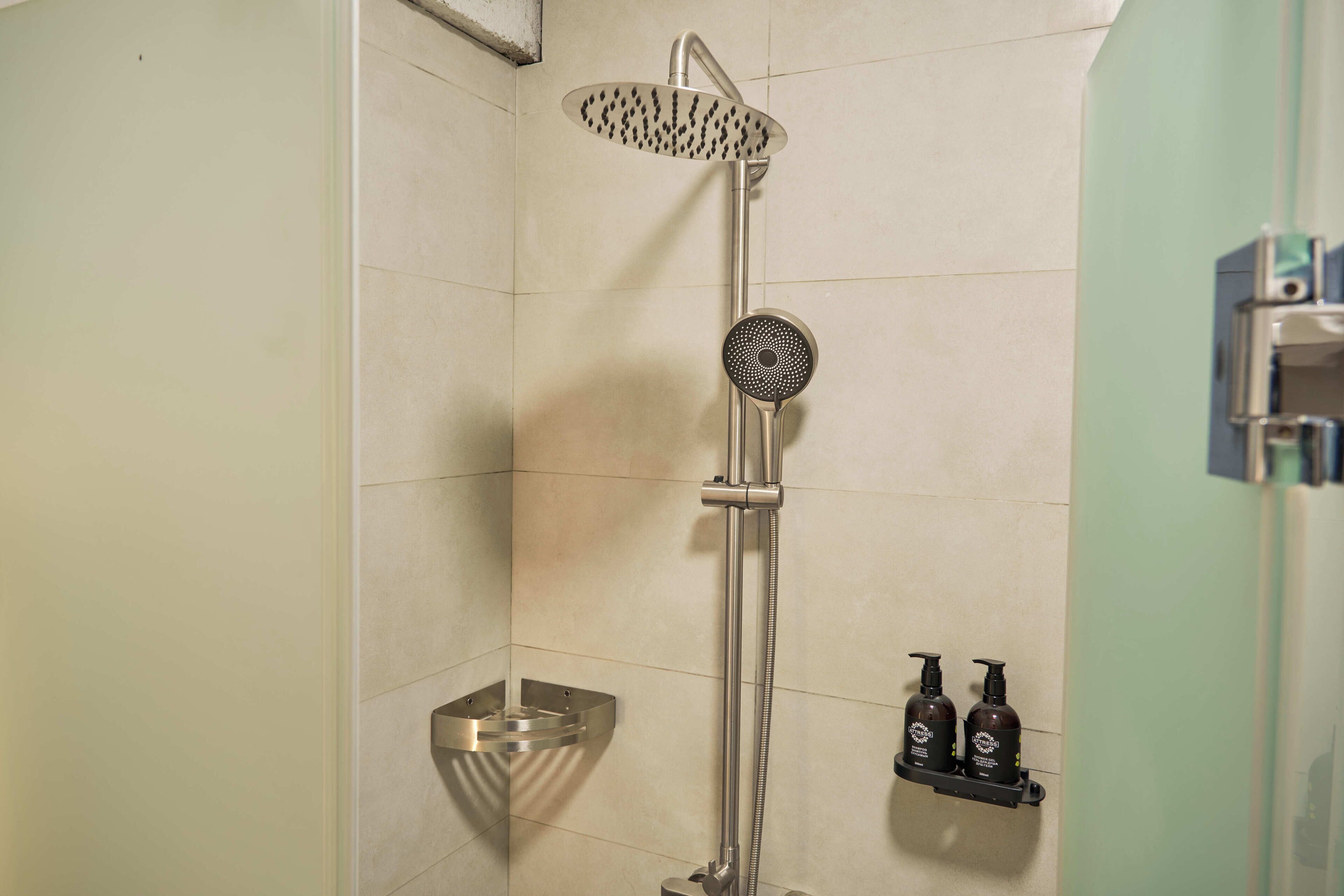Dusche, kostenlose Toilettenartikel, Haartrockner, Bidet