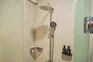 Dusche, kostenlose Toilettenartikel, Haartrockner, Bidet