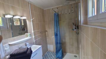 Sèche-cheveux, serviettes fournies, savon, papier toilette