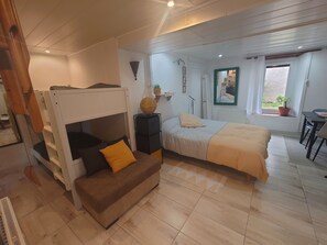 Een strijkplank/strijkijzer, wifi, beddengoed