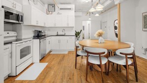 Coffee/tea maker, fridge, microwave, oven - Spacious 3 Bedroom Gem in Trendy Dumbo! (Brooklyn)