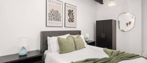 3 habitaciones, tabla de planchar con plancha, wifi y ropa de cama