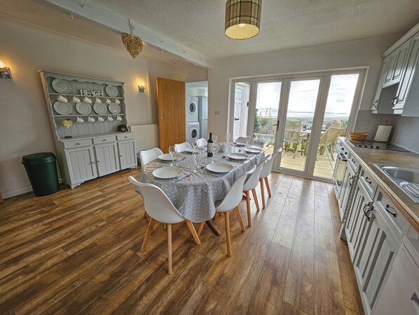 Småhus, 2 soverom, terrasse, sjøutsikt | Eget kjøkken | Vannkoker og brødrister