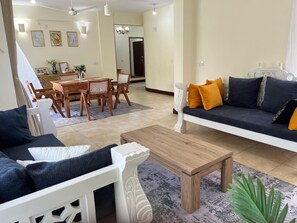 Smart TV - Spacious 2BR apartment with AC, WiFi  and close to the beach access in Mombasa (Mombasa)