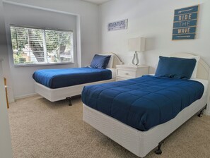 5 habitaciones, escritorio y tabla de planchar con plancha 