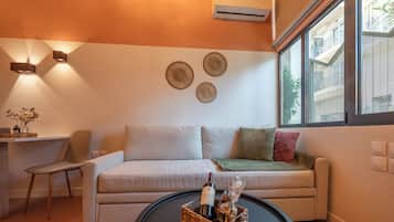 Superior Apartment, 1 Bedroom, Non Smoking, Kitchenette | Living area | 32-inch Smart TV with cable channels