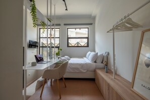 Habitación de diseñador, 1 cama matrimonial y sofá cama, para no fumadores, cocineta | 1 habitación, decoración personalizada y cortinas blackout