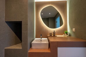 AthenianNest Psyrri Bright City Studio | Bathroom | Hair dryer, towels, soap, shampoo - Boutique Studios Psyrri (Athens)