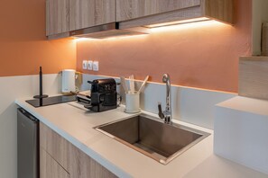 AthenianNest Psyrri Urban Loft Studio | Private kitchen | Mini-fridge, stovetop, espresso maker, coffee/tea maker - Boutique Studios Psyrri (Athens)
