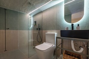 AthenianNest Psyrri Urban Loft Studio | Bathroom | Hair dryer, towels, soap, shampoo - Boutique Studios Psyrri (Athens)