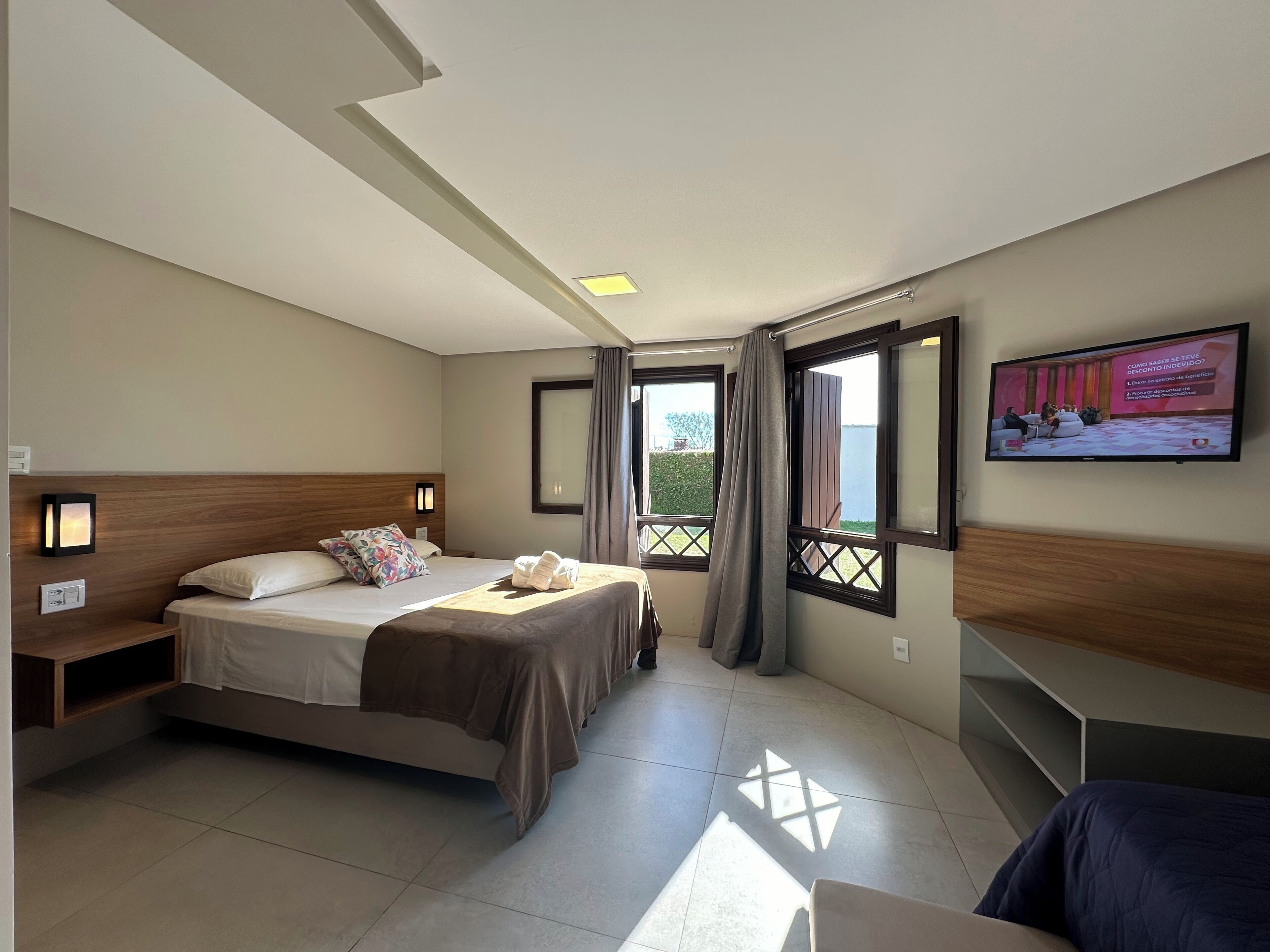 Habitación triple familiar, vistas al jardín | Minibar, espacio para trabajar con un portátil, cortinas opacas