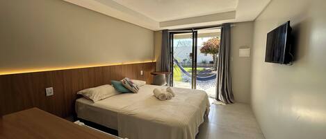 Minibar, espacio para trabajar con laptop y cortinas blackout