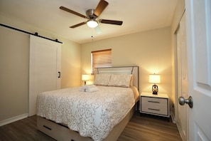 2 bedrooms, desk, iron/ironing board, free WiFi - 2-bedroom villa in gorgeous Fort Pierce with AC, WiFi, fitness room (Fort Pierce)