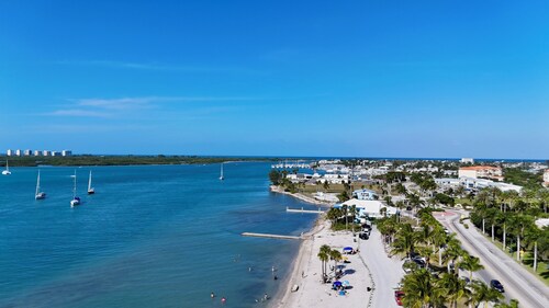 2-bedroom villa in gorgeous Fort Pierce with AC, WiFi, fitness room