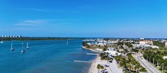 2-bedroom villa in gorgeous Fort Pierce with AC, WiFi, fitness room