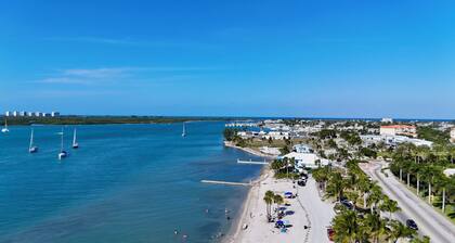 2-bedroom villa in gorgeous Fort Pierce with AC, WiFi, fitness room