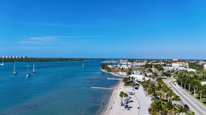 2-bedroom villa in gorgeous Fort Pierce with AC, WiFi, fitness room