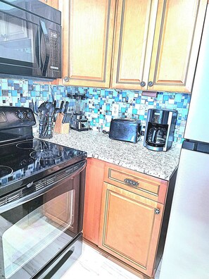 Geladeira, micro-ondas, fogão, cooktop