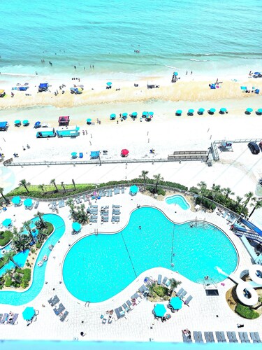 Stunning Ocean Sunrise Escape. One Bedroom with full kitchen and free parking