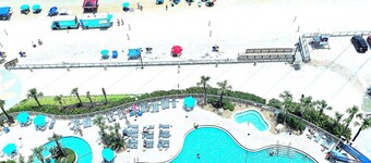 Stunning Ocean Sunrise Escape. One Bedroom with full kitchen and free parking