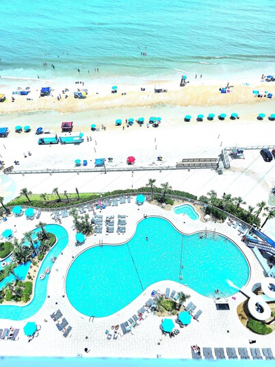 Stunning Ocean Sunrise Escape. One Bedroom with full kitchen and free parking