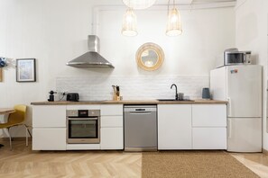 Réfrigérateur, micro-ondes, four, plaque de cuisson