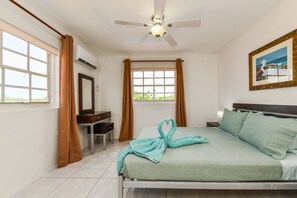 3 habitaciones, escritorio y tabla de planchar con plancha 