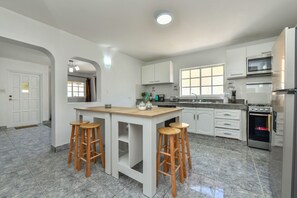 雪櫃、微波爐、焗爐、爐具