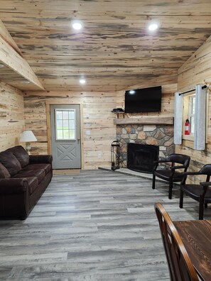 TV, peis, DVD-spiller og bøker