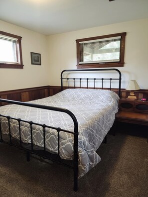 2 bedrooms, bed sheets - Serene Buckeye Cabin Rental (Vowinckel)