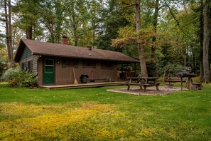 Outdoor dining - Serene Buckeye Cabin Rental (Vowinckel)
