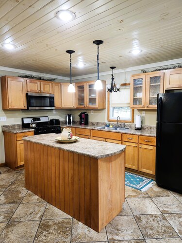Spacious Sunset Maple Cabin