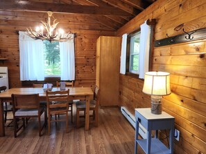 Dining - Secluded Red Maple Cabin (Vowinckel)