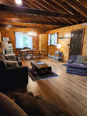 TV, DVD player, books - Secluded Red Maple Cabin (Vowinckel)