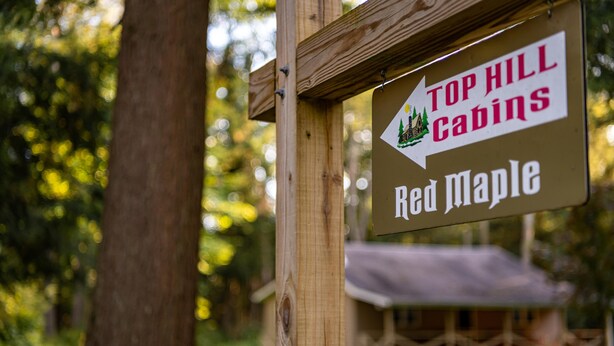 A sign for Top Hill Cabins in Red Maple. - Secluded Red Maple Cabin (Vowinckel)
