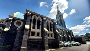 Una iglesia de arquitectura gótica, con arcos apuntados y una aguja alta.
