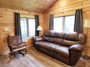 Fernseher, Kamin, DVD-Player, Bücher