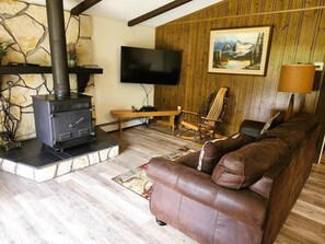 Télévision, lecteur de DVD, livres