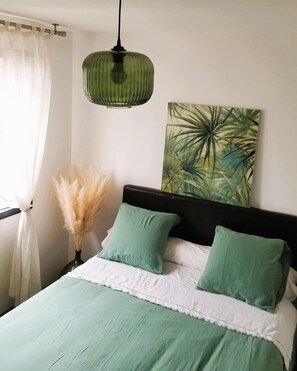 1 bedroom, iron/ironing board, travel cot, WiFi - Stay in Le Mans: room with private shower, free parking (Le Mans)