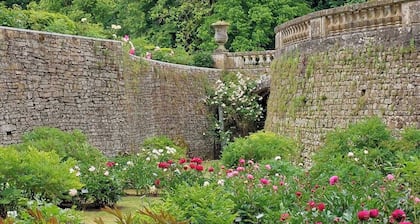 Stay in Le Mans: room with private shower, free parking
