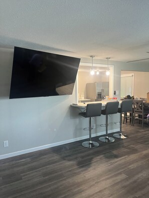 Dining - Newly Remodeled! 3Bed/2Bath house w/bonus adult bunk beds! Close to KSU stadium! (Manhattan)