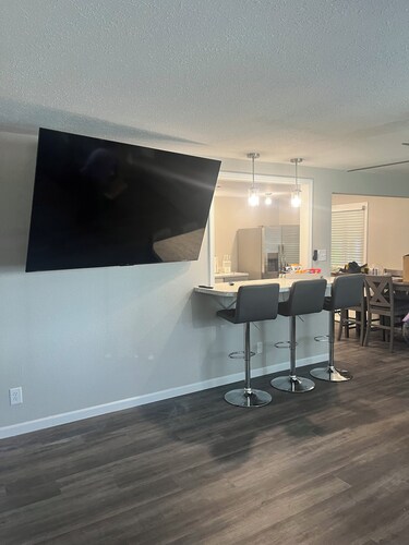 Newly Remodeled! 3Bed/2Bath house w/bonus adult bunk beds! Close to KSU stadium!