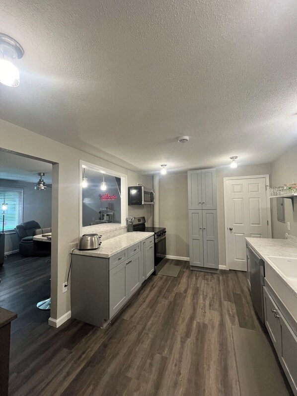 Private kitchen - Newly Remodeled! 3Bed/2Bath house w/bonus adult bunk beds! Close to KSU stadium! (Manhattan)