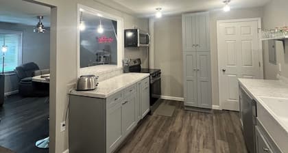 Newly Remodeled! 3Bed/2Bath house w/bonus adult bunk beds! Close to KSU stadium!