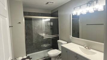 Dusche, Haartrockner, Handtücher, Toilettenpapier