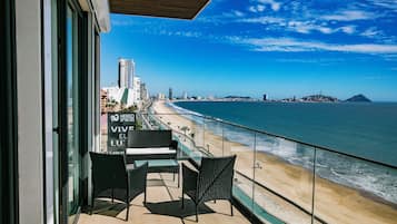 Departamento de lujo, balcón, vista a la playa | Vista del balcón