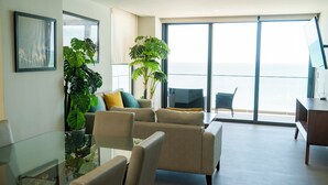 Luxury Apartment, Balcony, Beach View | Ruang makan