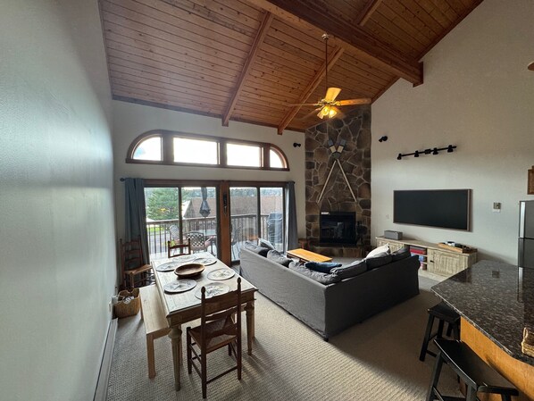 TV connectée, cheminée, chaîne hi-fi